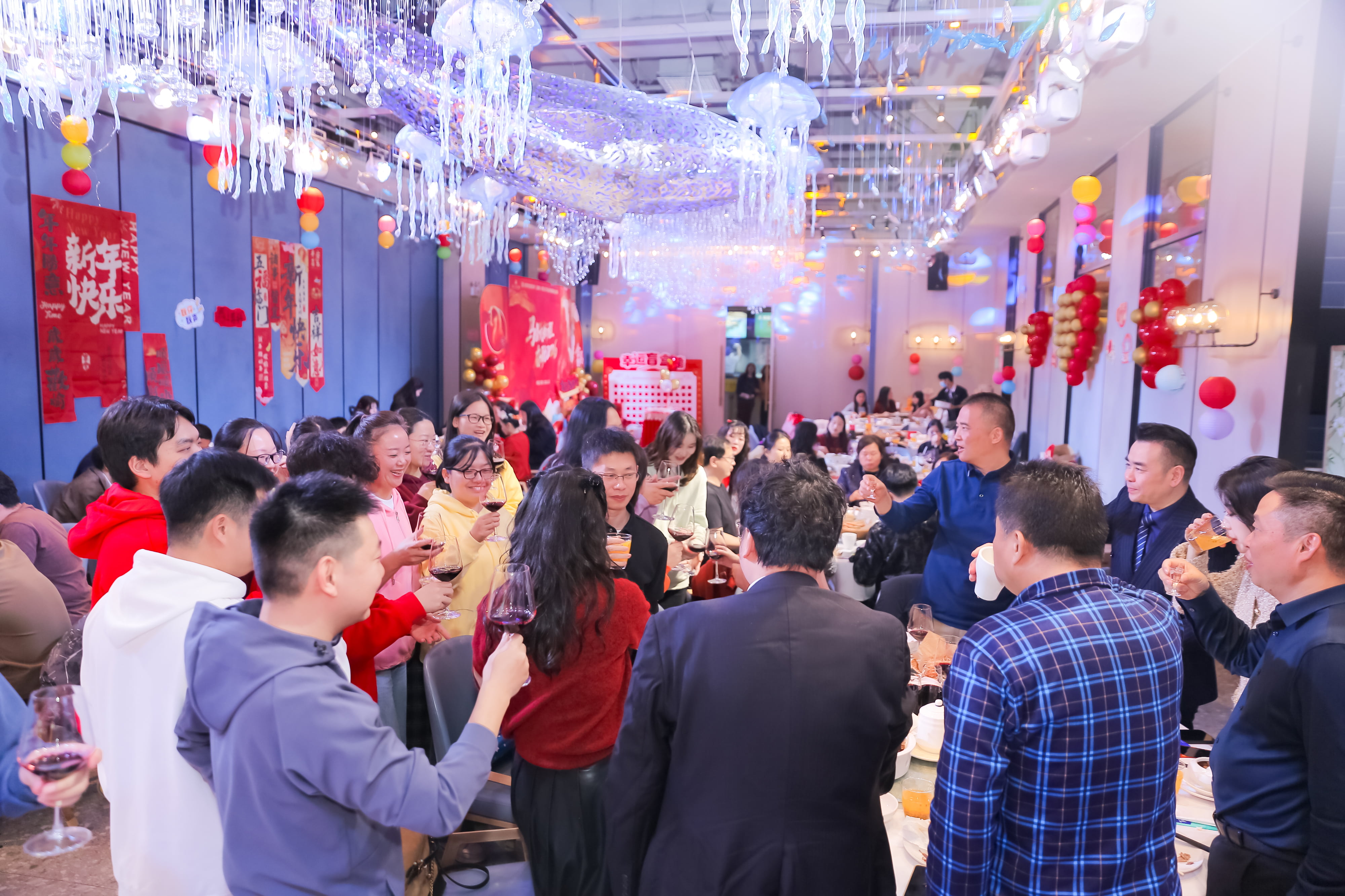 11 敬酒 热闹 人多 整体